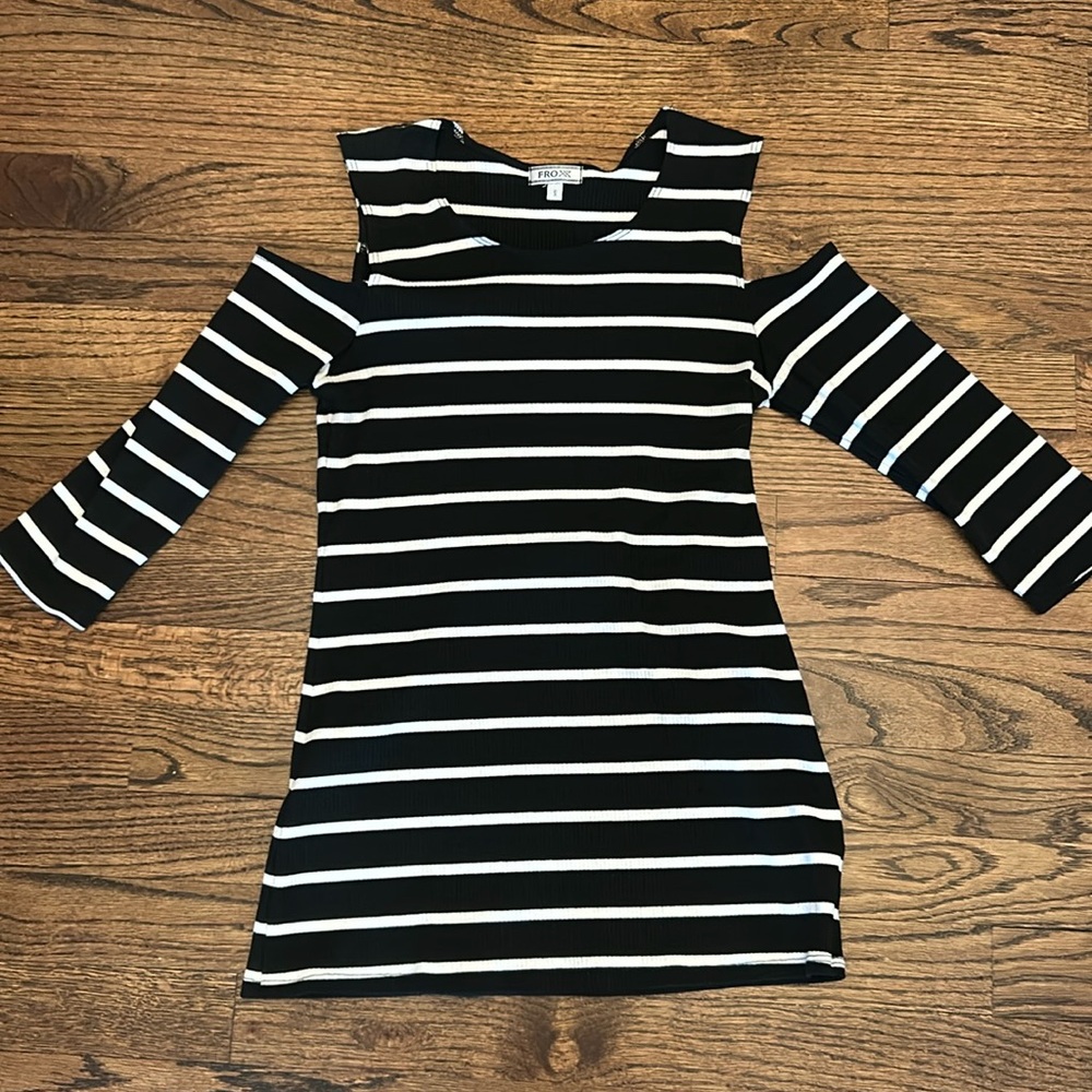 Fun cut out shoulder 3/4 length sleeve by Froxx (stitch fix) size Small